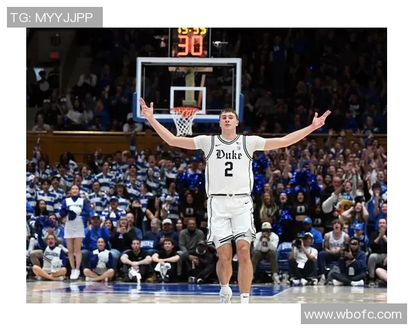 足球明星惊艳扣篮瞬间展现运动魅力与激情的完美结合