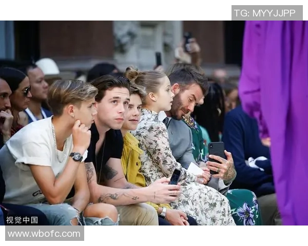 足球明星小贝携家人祝福新春送上温暖祝愿与球迷共庆佳节