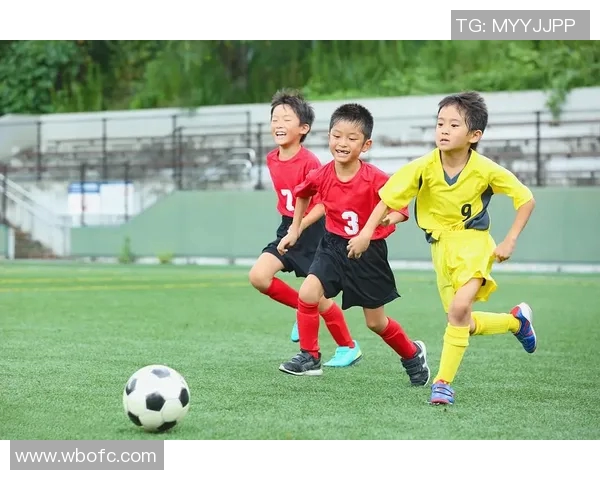 足球明星的孩子们齐聚一堂观看比赛展现童趣与激情的精彩瞬间