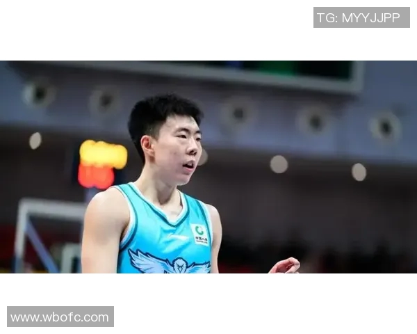 周鹏：从篮球场上的拼搏者到生活中的榜样，如何影响年轻一代的成长与梦想